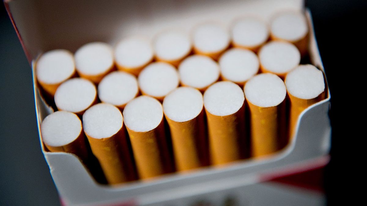 ITC समेत सिगरेट कंपनियों पर डबल झटका! टैक्स बढ़ा, डिमांड गिरी, क्या अब बेच दें शेयर या करें होल्ड?