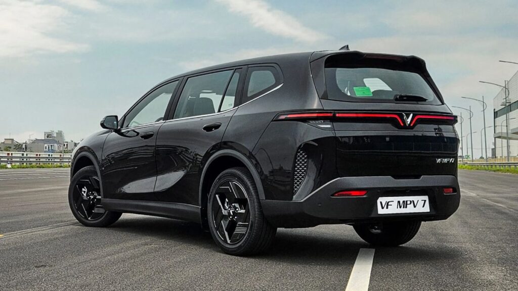 500Km रेंज और 6 कलर ऑप्शन के साथ आ रही 7-सीटर इलेक्ट्रिक कार