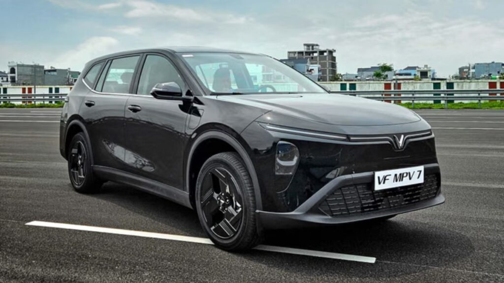 500Km रेंज और 6 कलर ऑप्शन के साथ आ रही 7-सीटर इलेक्ट्रिक कार