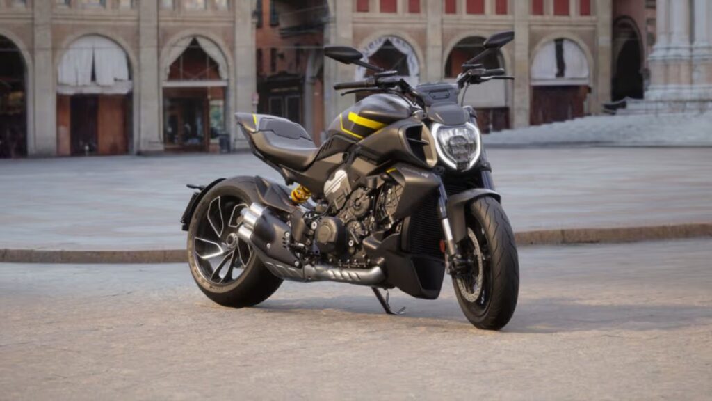 ₹30 लाख की Ducati Diavel V4 Black Roadster भारत में लॉन्च, 168bhp की दमदार पावर और प्रीमियम फीचर्स ने मचाई हलचल