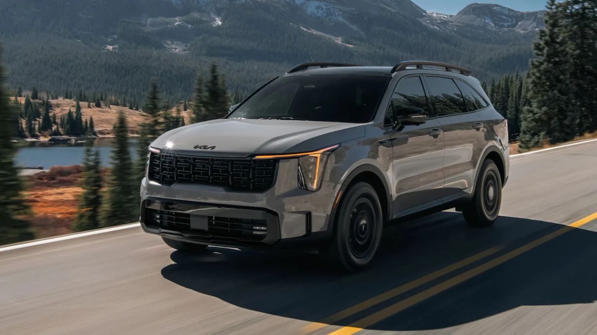 फॉर्च्यूनर की टेंशन बढ़ाने कल आ रही Kia की नई बड़ी SUV, Hybrid-Diesel और AWD से होगी लैस