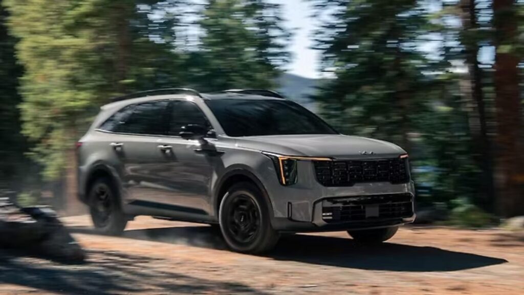 फॉर्च्यूनर की टेंशन बढ़ाने कल आ रही Kia की नई बड़ी SUV, Hybrid-Diesel और AWD से होगी लैस