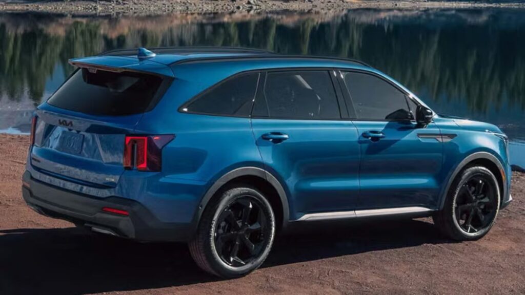 फॉर्च्यूनर की टेंशन बढ़ाने कल आ रही Kia की नई बड़ी SUV, Hybrid-Diesel और AWD से होगी लैस